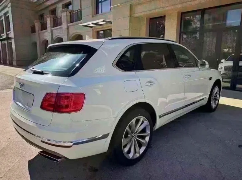 宾利添越 内饰后排