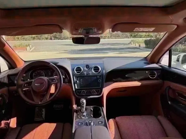 宾利添越 后面外观一