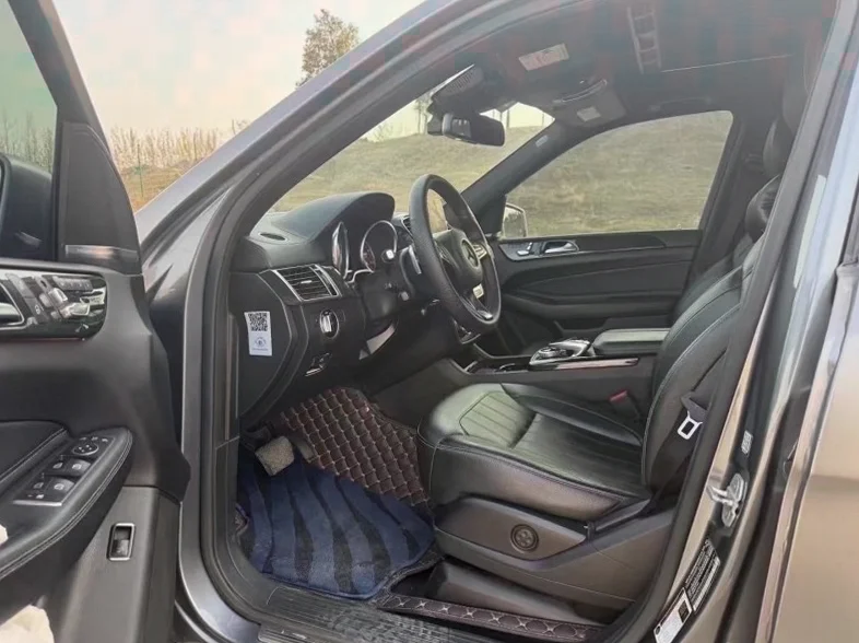 奔驰GLS 后面外观三