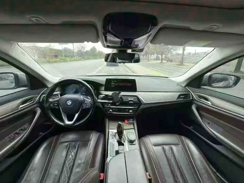 宝马5系 后面外观一