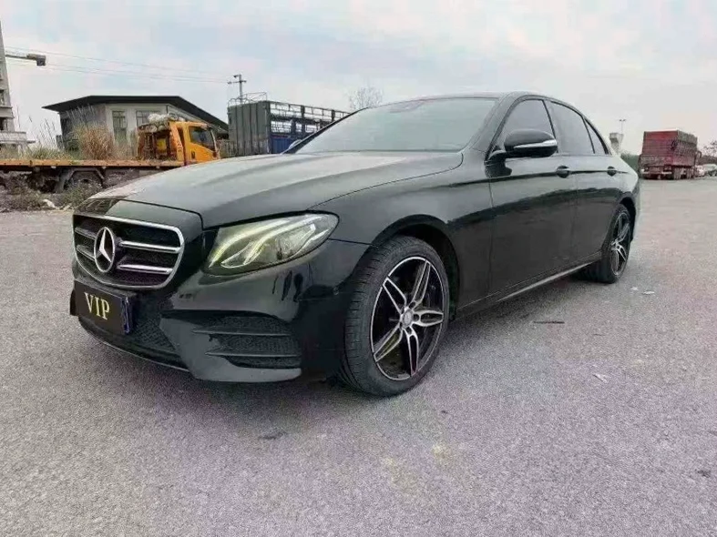 奔驰E 正面外观二