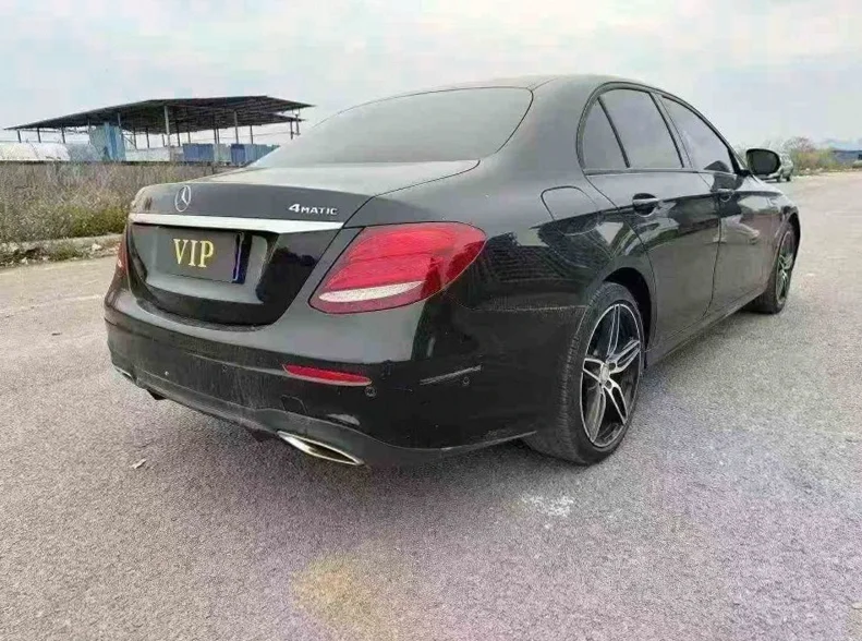 奔驰E 内饰后排