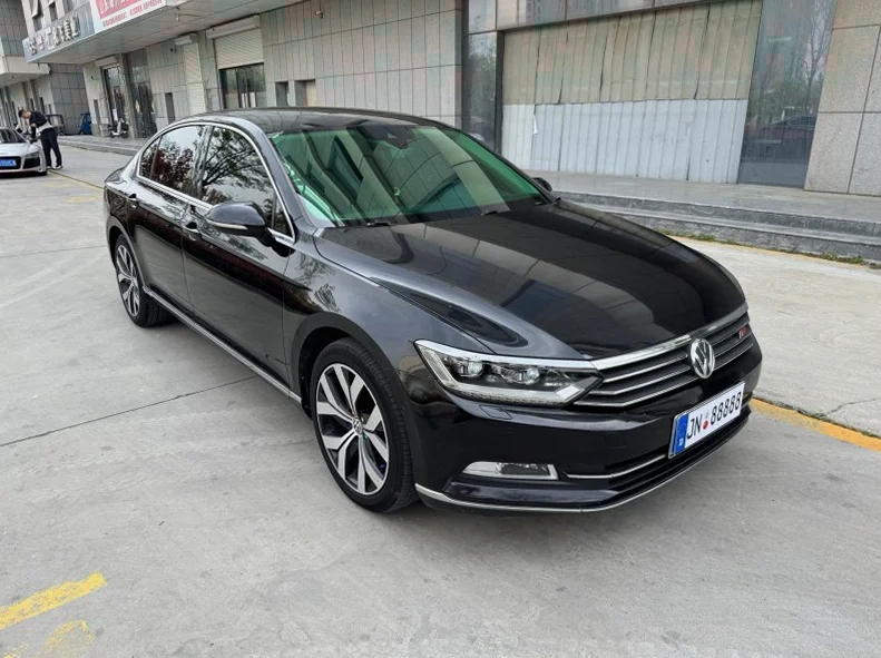 大众迈腾 正面外观二