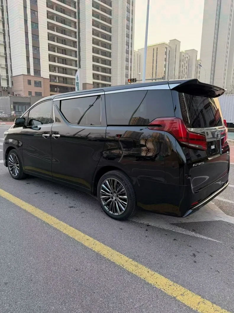 丰田埃尔法 内饰后排