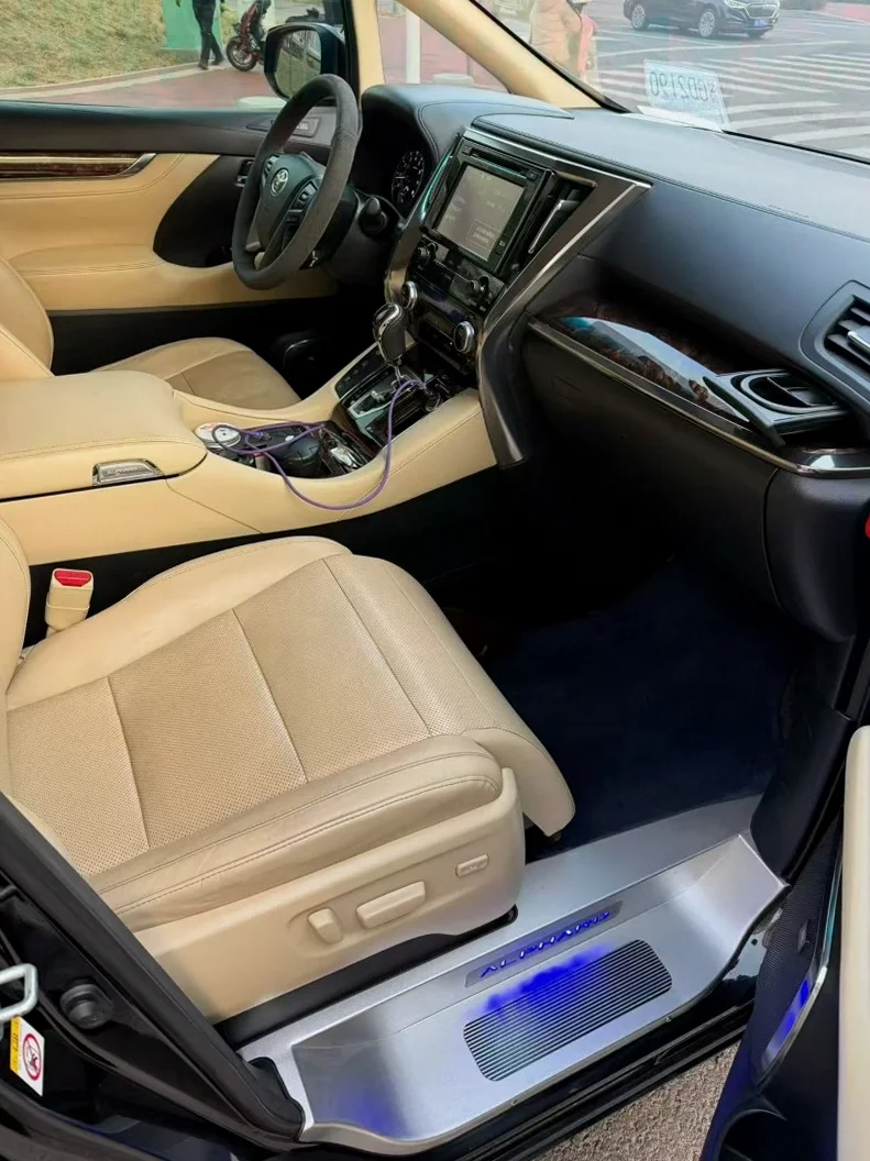 丰田埃尔法 后面外观二