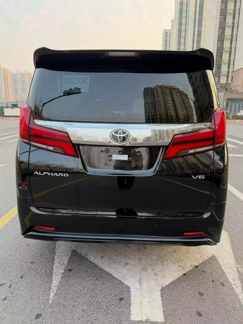 丰田埃尔法 驾驶室