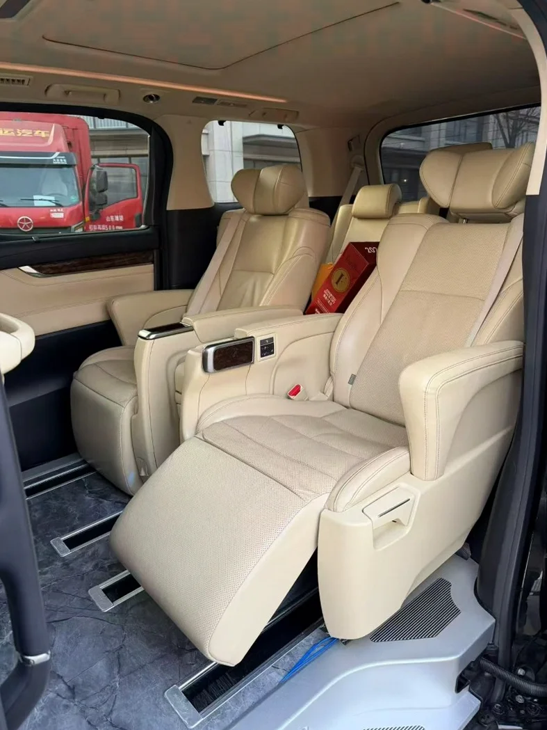 丰田埃尔法 后面外观三