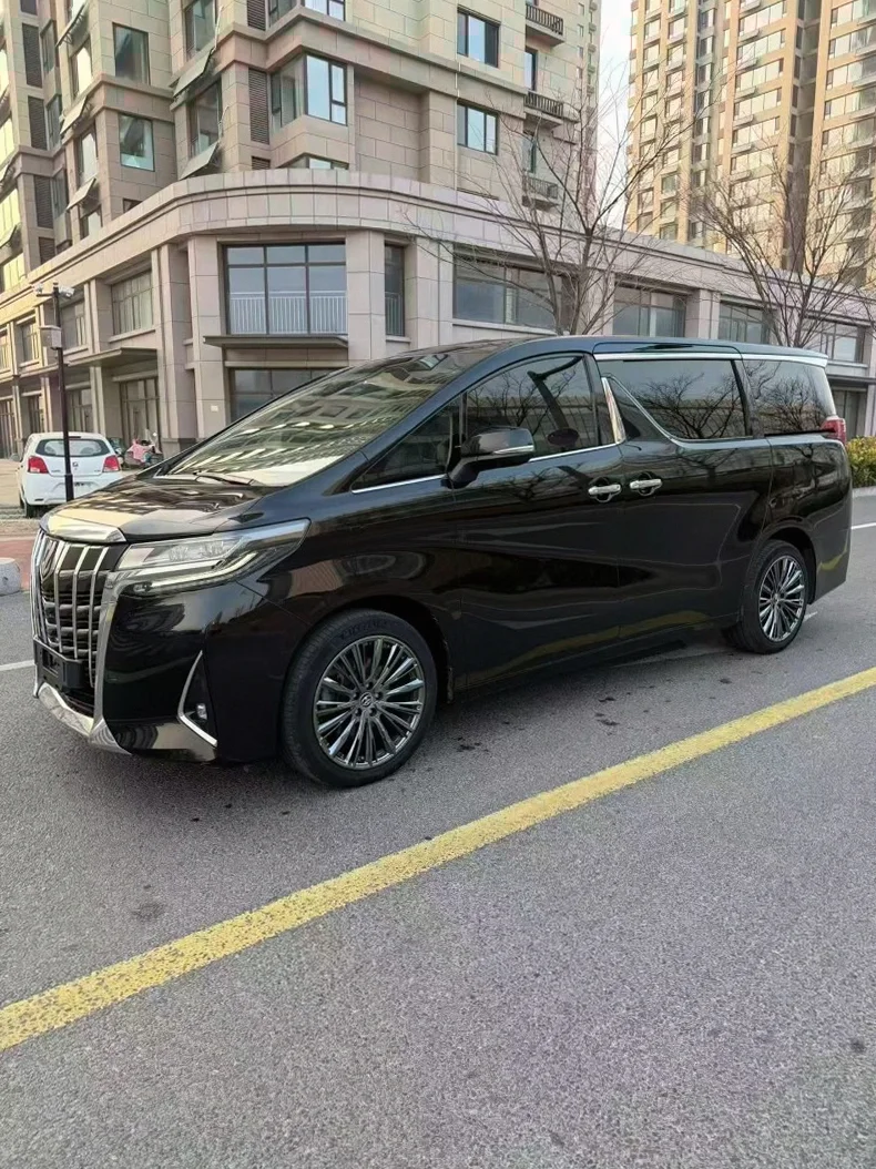 丰田埃尔法 正面外观二