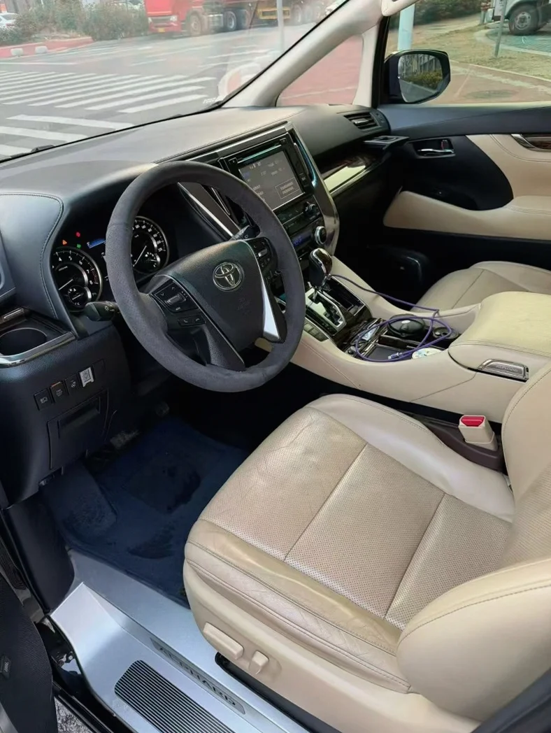 丰田埃尔法 后面外观一