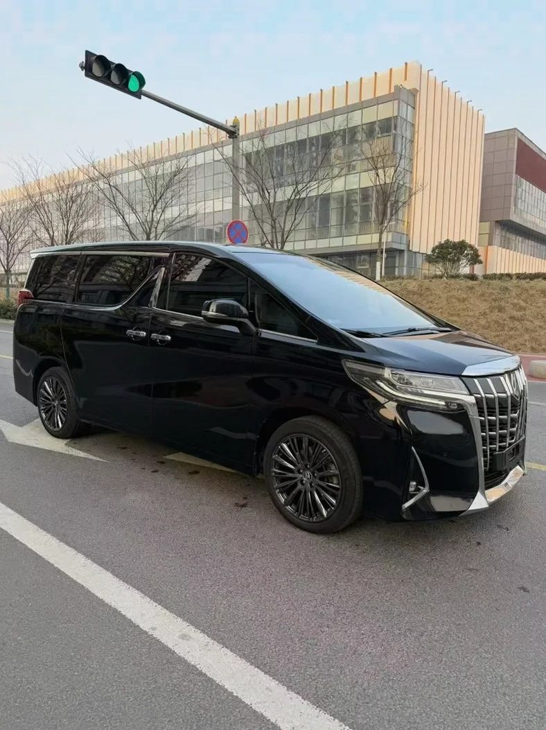 丰田埃尔法 正面外观三