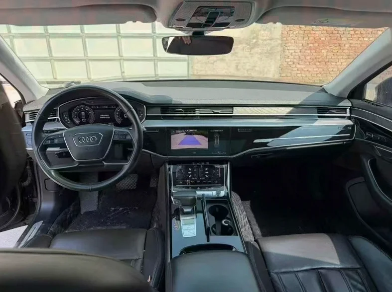 奥迪A8L 内饰前排