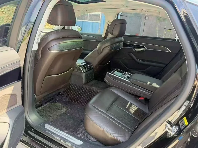 奥迪A8L 后面外观一