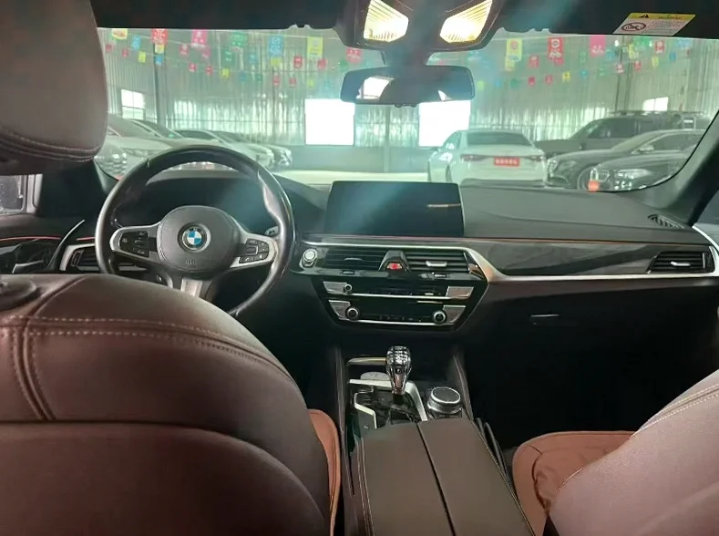 宝马5系 后面外观一