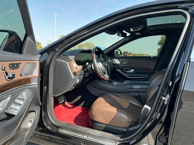 奔驰S 后面外观一