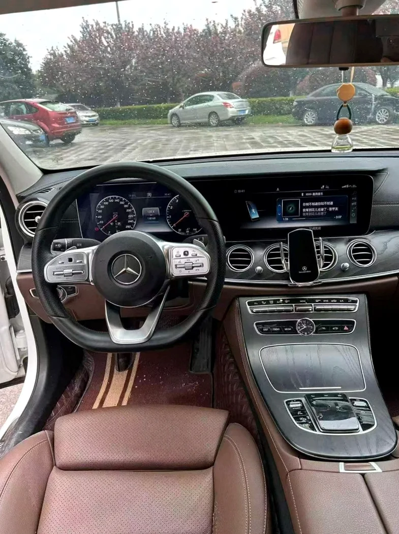 奔驰E 内饰前排