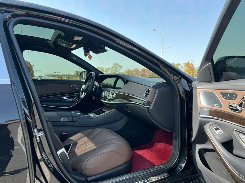 奔驰S 后面外观三