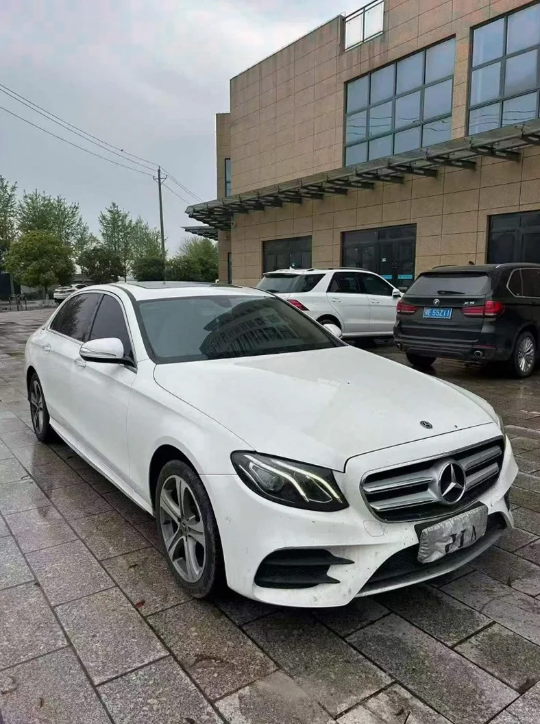 奔驰E 正面外观二