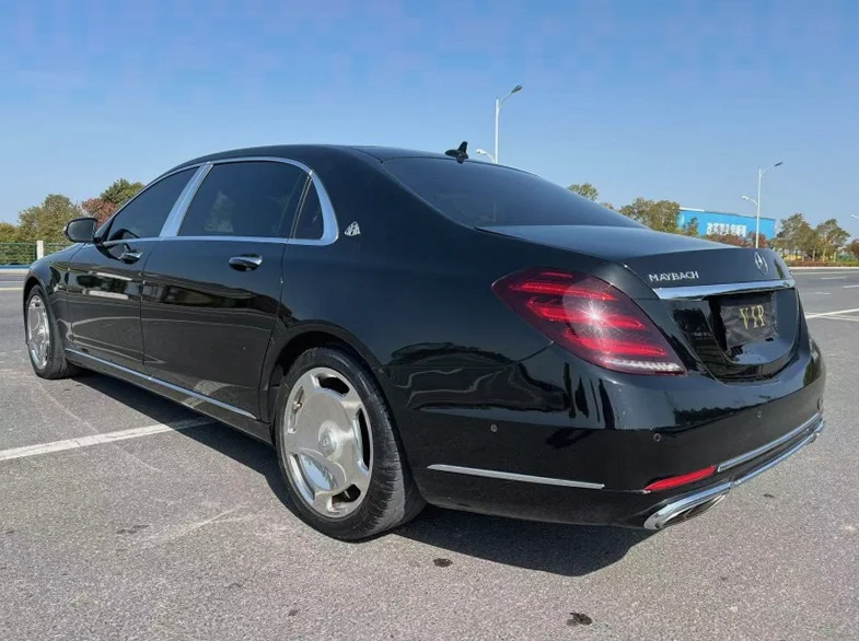 奔驰S 内饰后排