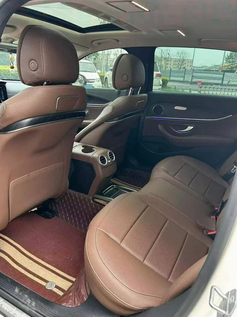 奔驰E 后面外观二