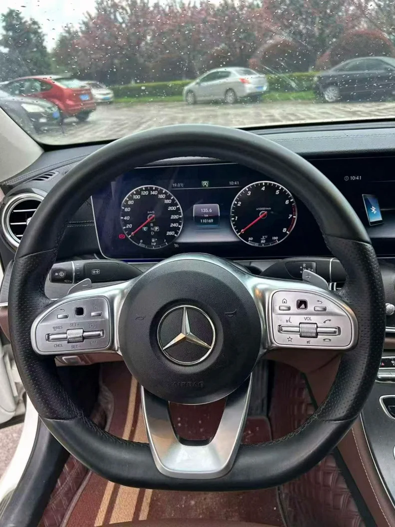 奔驰E 后面外观一