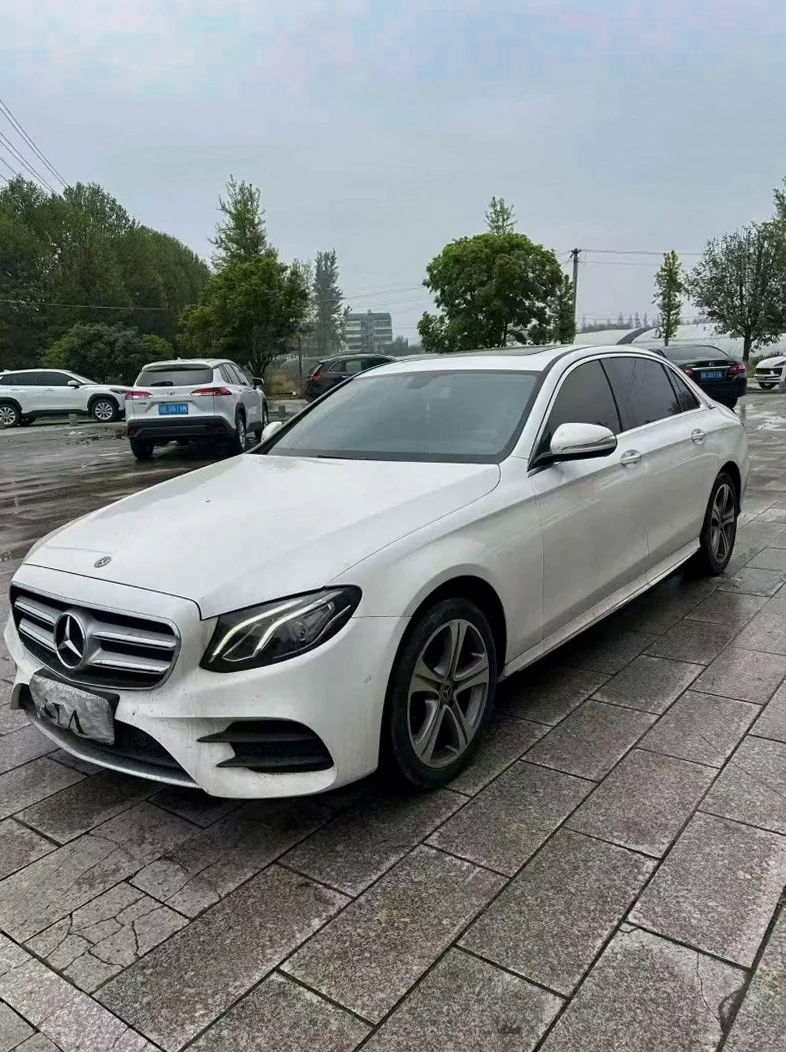 奔驰E 正面外观三