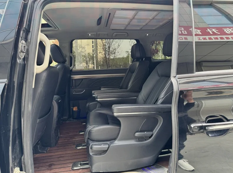 传祺M8 正面外观三