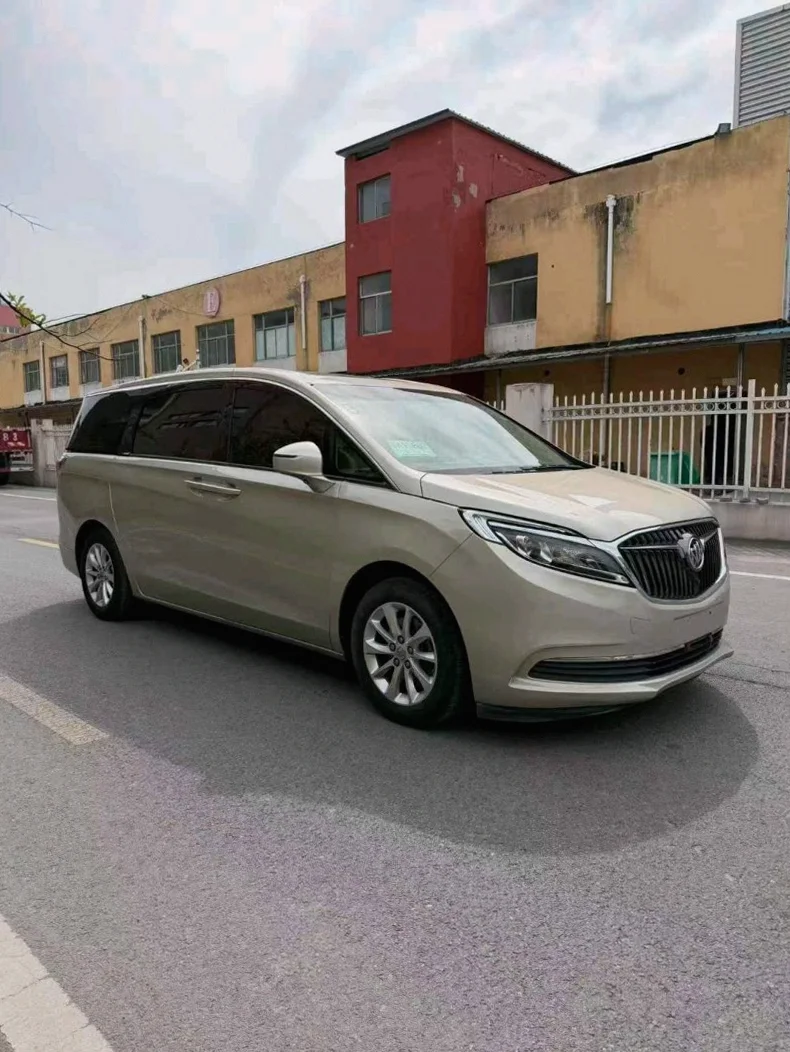 别克GL8 正面外观三