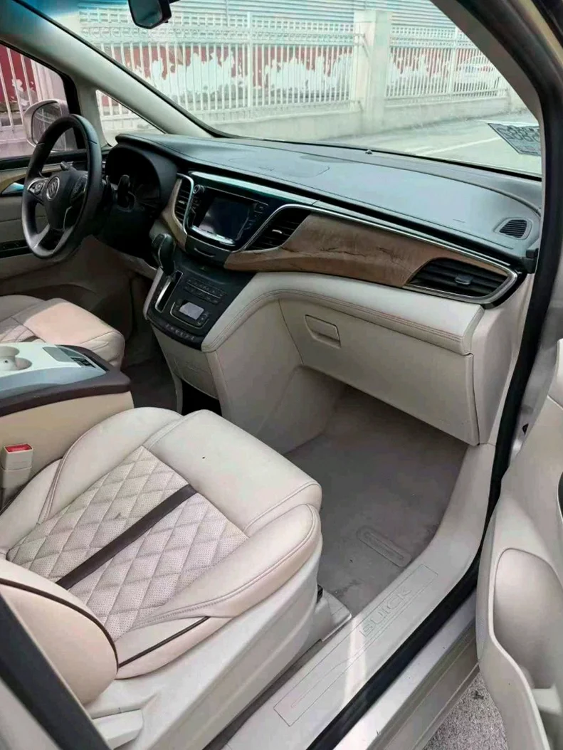 别克GL8 后面外观二