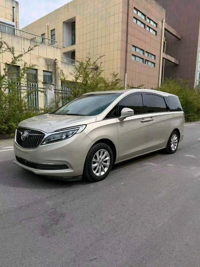 别克GL8 正面外观二