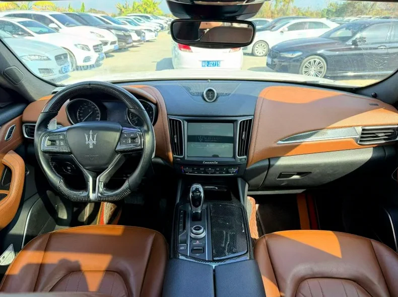 玛莎拉蒂Levante 内饰前排