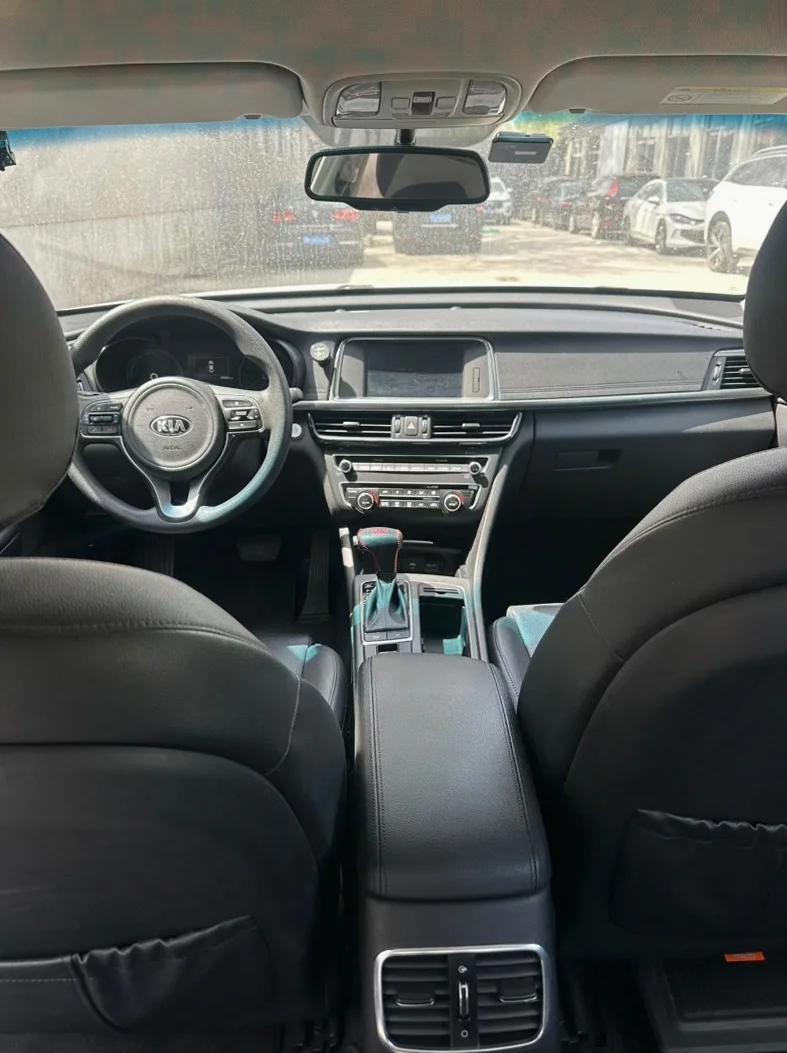 起亚K5 后面外观一