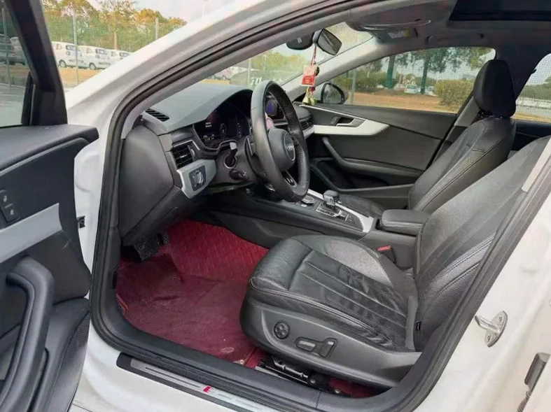 奥迪A5 内饰前排