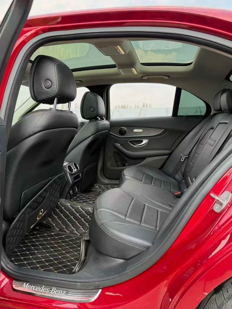 奔驰C 后面外观一