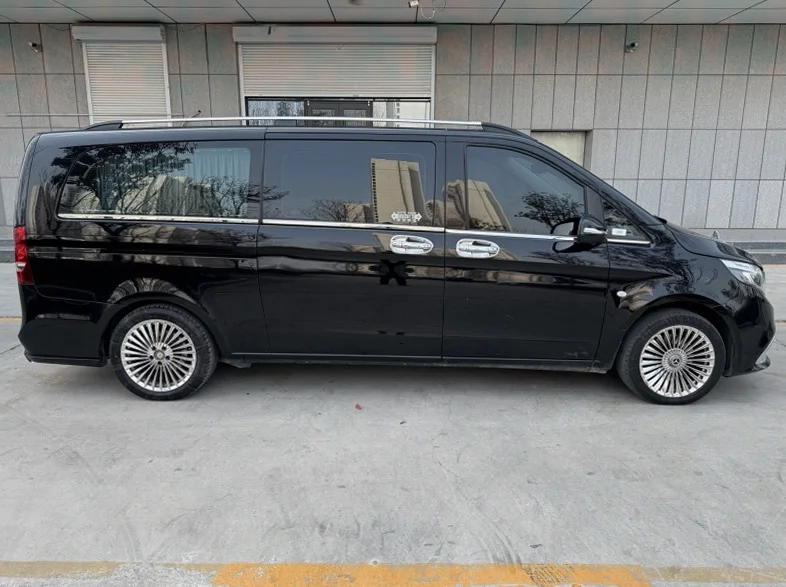 奔驰威霆 内饰后排