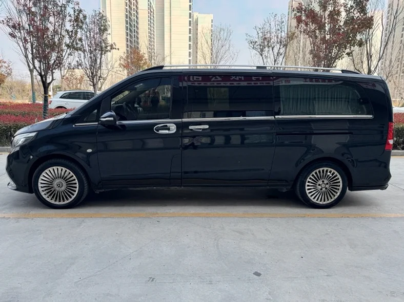 奔驰威霆 后面外观二