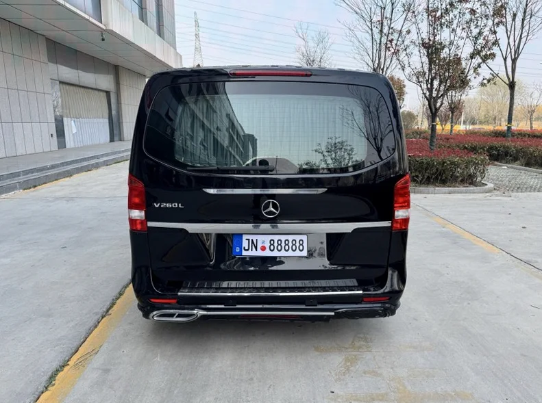 奔驰威霆 后面外观一