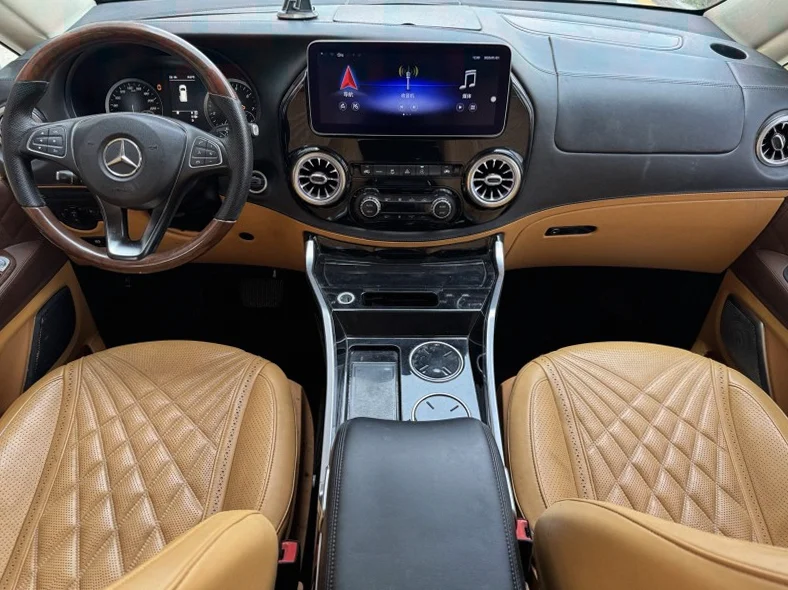 奔驰威霆 正面外观二