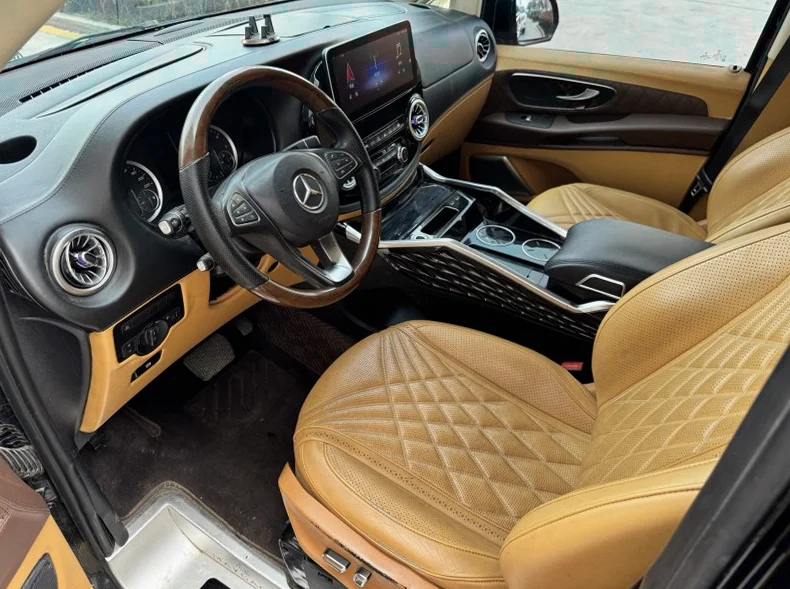 奔驰威霆 后面外观三