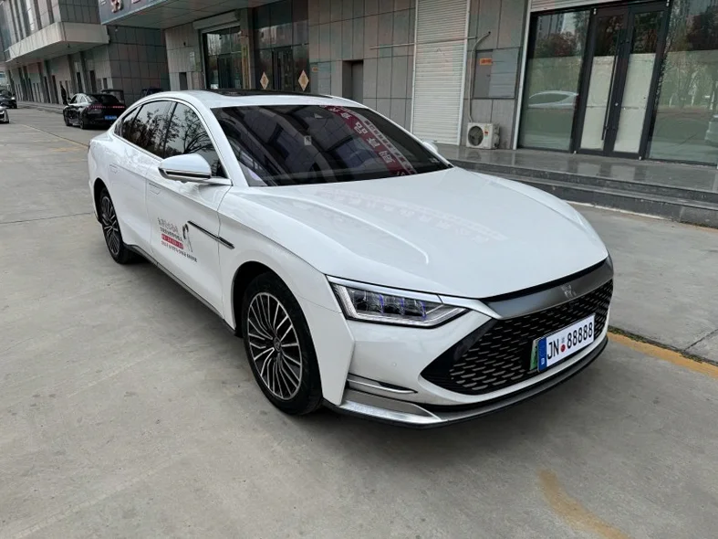 比亚迪汉 正面外观三