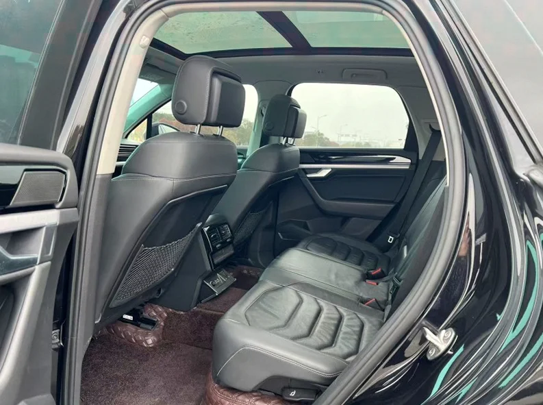 大众途锐 驾驶室