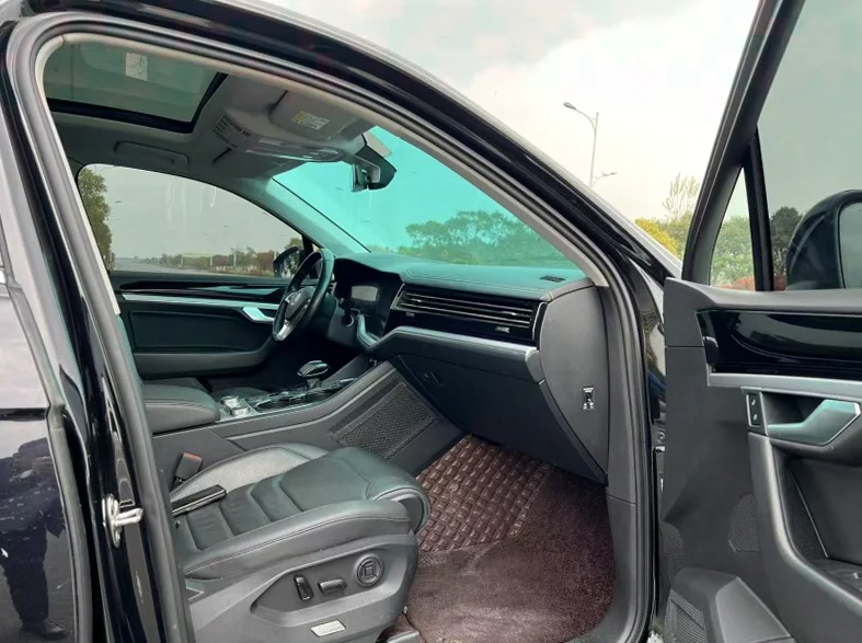 大众途锐 内饰后排