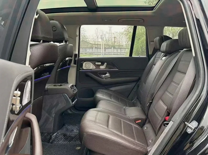 奔驰GLS 后面外观三