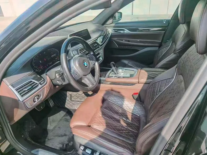 宝马7系 后面外观一