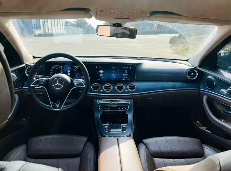 奔驰E 内饰后排