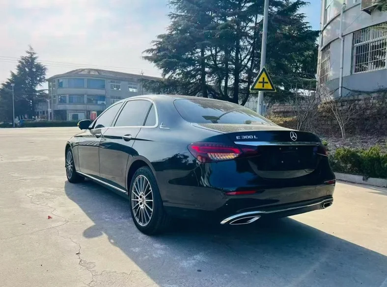 奔驰E 内饰前排