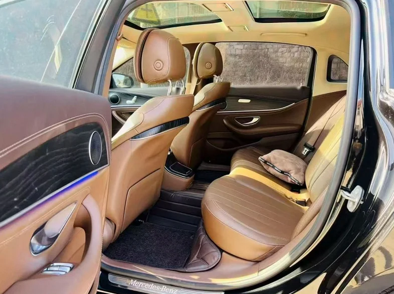 奔驰E 正面外观三