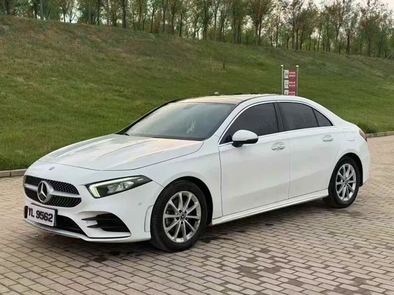 奔驰A 正面外观三