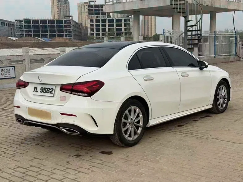 奔驰A 后面外观一