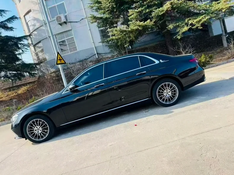 奔驰E 后面外观一