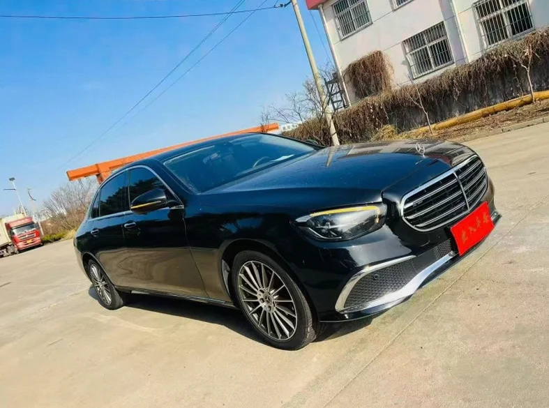 奔驰E 正面外观二